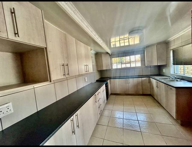 4 BEDROOM HOUSE FOR SALE IN VANDERBIJLPARK SW 1